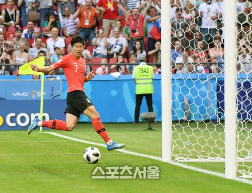 손흥민이 지난 2018년 6월28일(한국시간) 러시아 카잔의 카잔 아레나에서 진행된 2018 러시아 월드컵 조별리그 독일과의 경기에서 1-0으로 앞선 후반 추가골을 성공시키고있다. 스포츠서울DB