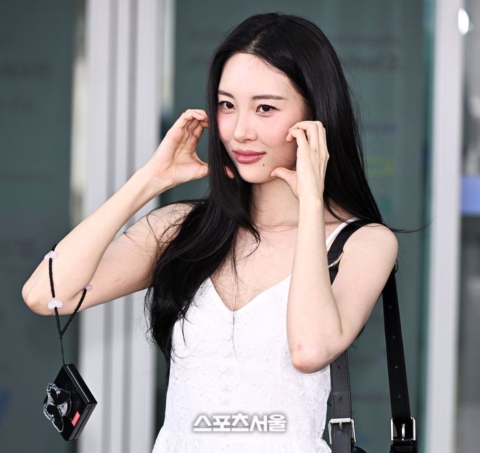 선미가 지난 9일 오후 인천 중구 운서동 인천국제공항 제 1여객터미널을 통해 패션브랜드 데이지(DAZY) 프로모션 일정 차 사우디아라비아로 출국하면서 팬들에게 인사하고 있다. 이주상기자 rainbow@sportsseoul.com