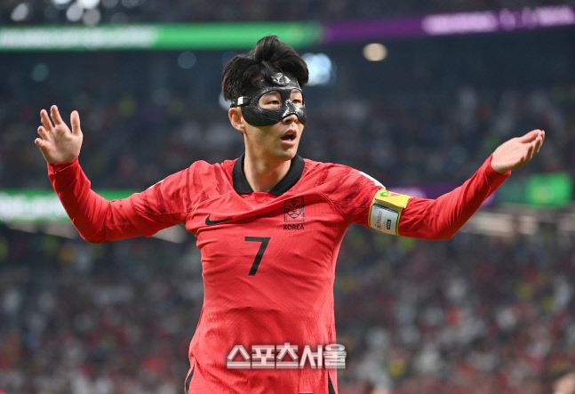 손흥민이 지난 2022년 12월2일(한국시간 3일) 카타르 도하 에듀케이션 시티 스타디움에서 열린 2022 FIFA 카타르 월드컵 조별리그 H조 3차전 포르투갈과 경기에서 코너킥을 차러가며 응원을 유도하고 있다.