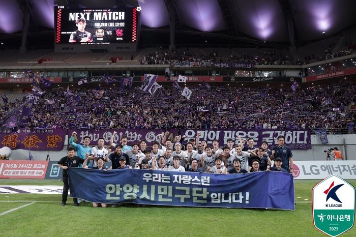 안양 선수단이 서울전에서 승리한 뒤 단체 사진을 촬영하고 있다. 사진 | 한국프로축구연맹