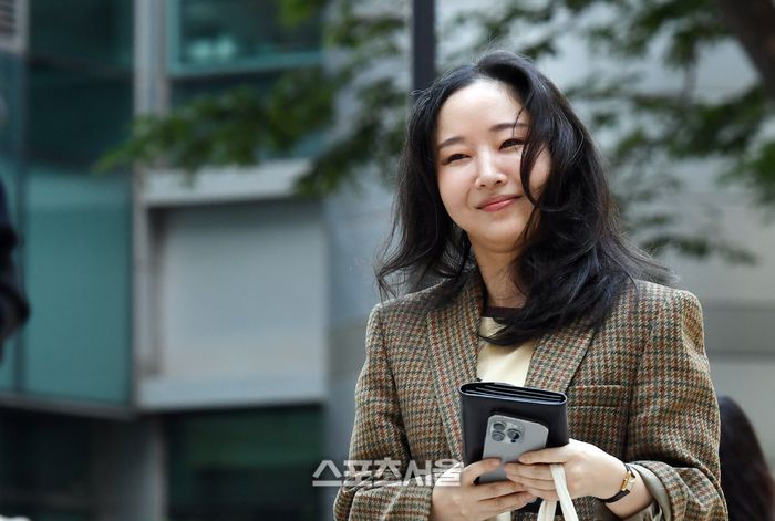 민희진 어도어 전 대표가 11일 서울 서초구 서울중앙지법에서 열린 하이브와의 주주간계약 해지 확인 및 주식매매대금 청구 소송 병행 심리에 출석하기 위해 법원으로 입장하고 있다. 2025. 9. 11. 박진업 기자 upandup@sportsseoul.com