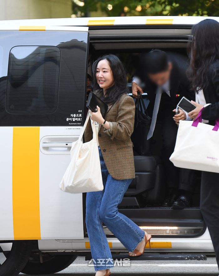 민희진 어도어 전 대표가 11일 서울 서초구 서울중앙지법에서 열린 하이브와의 주주간계약 해지 확인 및 주식매매대금 청구 소송 병행 심리에 출석하기 위해 대형 택시를 타고 법원에 도착해 하차하고 있다. 2025. 9. 11. 박진업 기자 upandup@sportsseoul.com