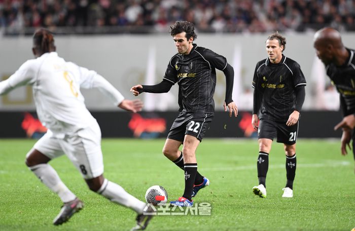카카(가운데)가 20일 서울월드컵경기장에서 열린 FC 스피어와 쉴드 유나이티드의 ‘2024 넥슨 아이콘 매치’에서 동료에게 패스를 하고 있다. 박진업 기자 upandup@sportsseoul.com