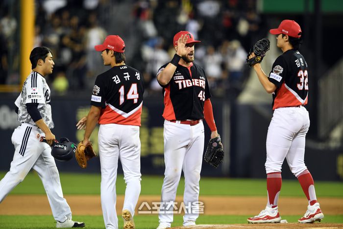 KIA 선수들이 4일 서울 잠실구장에서 열린 2025 KBO리그 두산과 경기에서 8-3으로 승리하며 3연승을 기록한 뒤 하이파이브를 나누고 있다. 잠실 | 박진업 기자 upandup@sportsseoul.com