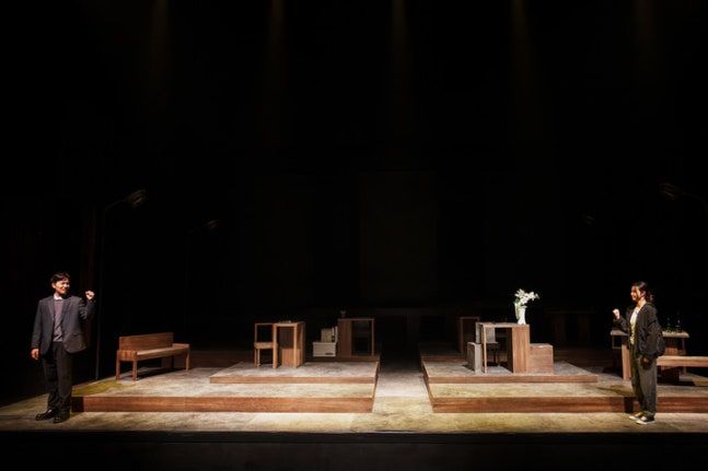 연극 ‘나의 아저씨’는 공연장 전체를 활용한 동시다발적 무대 연출로 인물간의 감정을 극대화한다. 사진 | T2N미디어, 쇼앤텔플레이