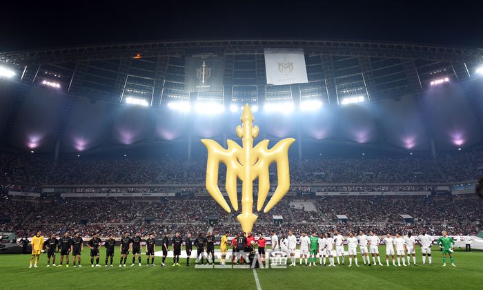 14일 서울월드컵경기장에서 열린 ‘2025 아이콘매치’ FC 스피어와 쉴드 유나이티드의 경기에 앞서 양팀 선수들이 도열해 인사를 나누고 있다. 2025. 9. 14. 박진업 기자 upandup@sportsseoul.com