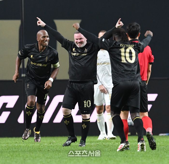 FC 스피어의 웨인 루니(가운데)가 14일 서울월드컵경기장에서 열린 ‘2025 아이콘매치’ 쉴드 유나이티드와의 경기에서 선제골을 넣은 뒤 드로그바(왼쪽) 등 동료들과 함께 기뻐하고 있다. 2025. 9. 14. 박진업 기자 upandup@sportsseoul.com