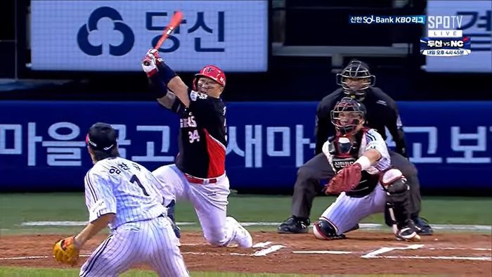 KIA 최형우가 13일 잠실구장에서 열린 2025 KBO리그 LG와 경기에서 6회초 우월 솔로포를 터뜨리고 있다. 떨어지는 체인지업에 무릎을 굽히며 때린 홈런이다. 사진 | 티빙