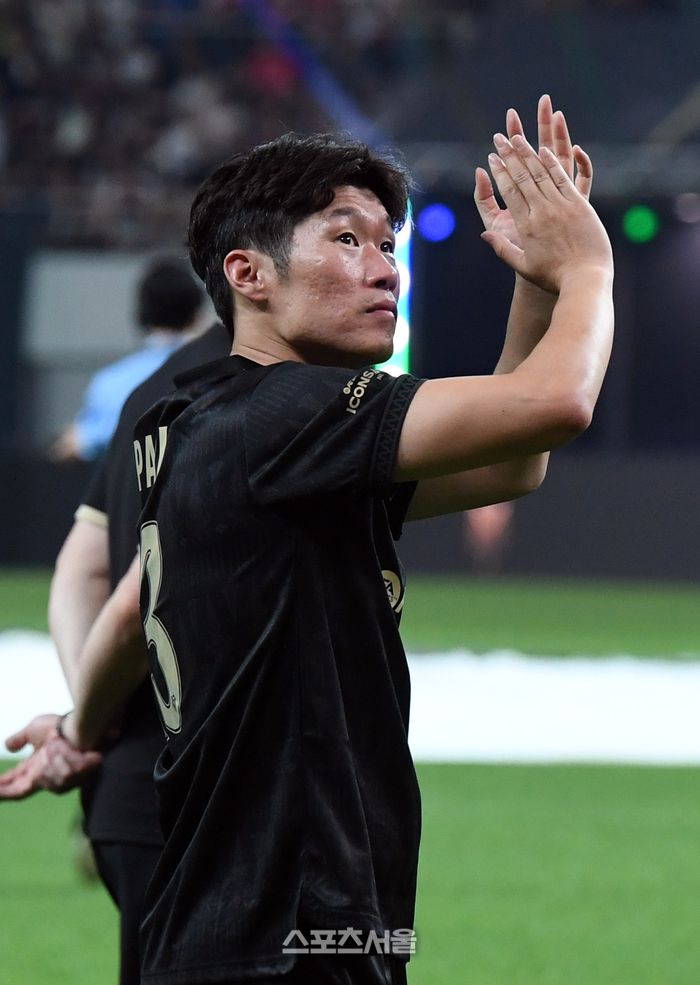 박지성이 14일 서울월드컵경기장에서 열린 ‘2025 아이콘매치’ FC 스피어와 쉴드 유나이티드의 경기를 마친 뒤 팬들에게 인사를 하고 있다. 2025. 9. 14. 박진업 기자 upandup@sportsseoul.com
