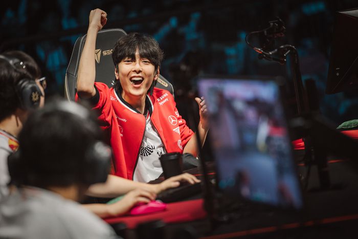 T1 ‘디에이치’ 강동호가 챔피언스 파리 DRX전에서 환호하고 있다. 사진 | 라이엇 게임즈