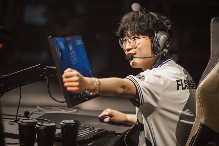 DRX ‘플래시백’ 조민혁이 챔피언스 파리 첫 경기 팀 리퀴드전에서 팀 동료와 하이파이브를 하고 있다. 사진 | 라이엇 게임즈