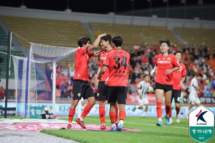 FC서울과의 13일 홈 경기에서 득점 후 기뻐하는 강원 선수들.제공 | 한국프로축구연맹