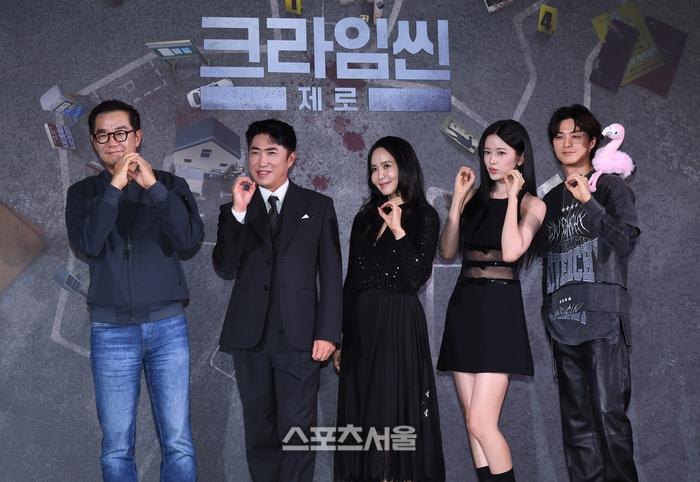 16일 서울 구로구 라마다서울신도림호텔에서 진행된 넷플릭스 예능 ‘크라임씬 제로’ 제작발표회에서 출연자들이 취재진을 향해 포즈를 취하고 있다. 왼쪽부터 영화 감독 장진, 개그맨 장동민, 방송인 박지윤, 아이브 안유진, 배우 김지훈. ‘크라임씬 제로’는 용의자와 탐정이 된 플레이어가 그들 가운데 숨어있는 범인을 찾아내는 롤플레잉 추리 게임이다. 2025. 9. 16. 박진업 기자 upandup@sportsseoul.com
