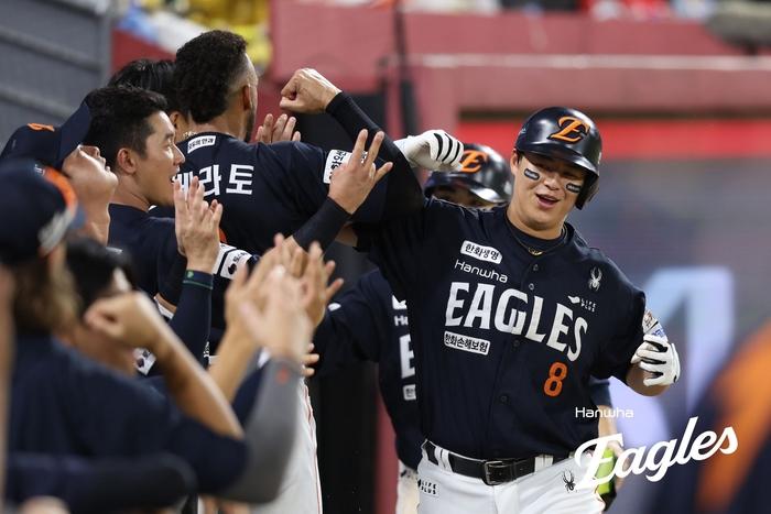 노시환이 홈런을 친 뒤 더그아웃 앞에서 동료들과 하이파이브를 하고 있다. 사진 | 한화 이글스