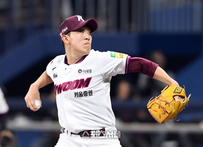 키움 오석주가 1일 서울 고척스카이돔에서 열린 2025 KBO리그 롯데와 경기 8회말 등판해 힘차게 공을 던지고 있다. 고척 | 박진업 기자 upandup@sportsseoul.com