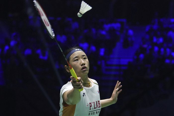 안세영이 18일 중국 선전 아레나에서 열린 대회 여자단식 16강에서 덴마크의 미아 블릭펠트(24위)를 2-0(23-21 21-14)으로 꺾었다. 사진 | AP 연합뉴스