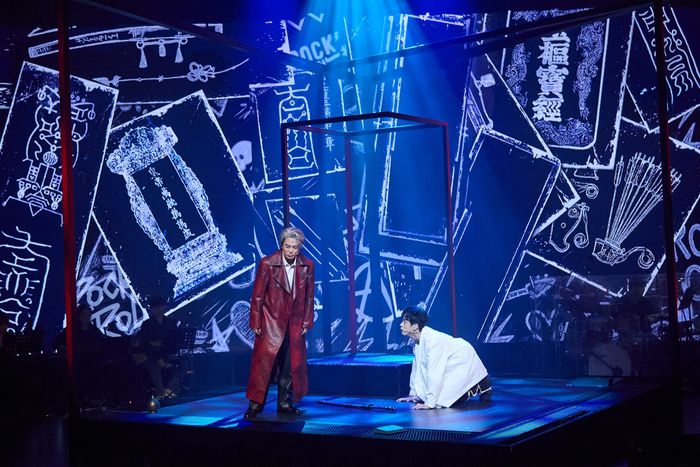 뮤지컬 ‘쉐도우’는 단조로운 무대 위에서 조명과 영상, 다양한 록 장르의 넘버로 인물 간의 서사를 극대화한다. 사진 | 블루스테이지