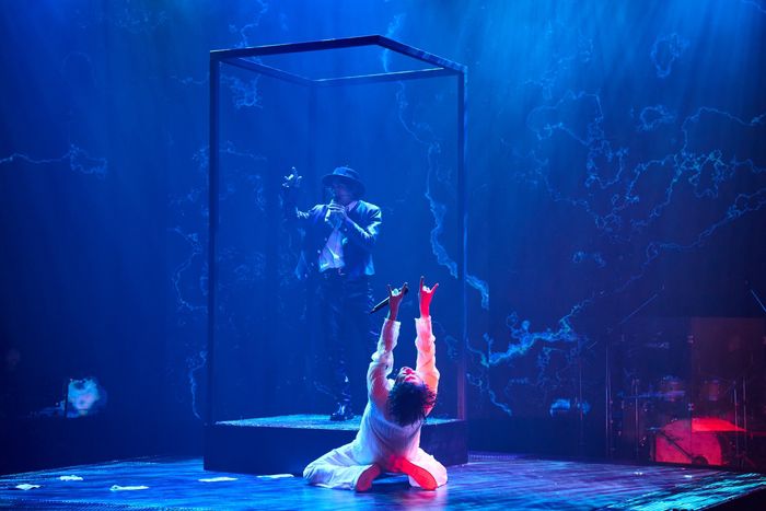 뮤지컬 ‘쉐도우’는 관객들의 뜨거운 관심 속에 11월2일까지 연장 공연된다. 사진 | 블루스테이지