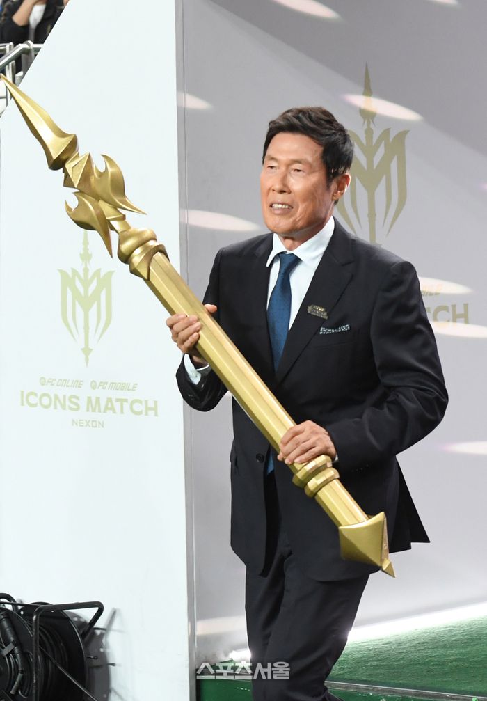 한국 축구 레전드 차범근 전 감독이 14일 서울월드컵경기장에서 열린 ‘2025 아이콘매치’ FC 스피어와 쉴드 유나이티드의 경기에 앞서 조형물을 들고 그라운드로 입장하고 있다. 박진업 기자 upandup@sportsseoul.com