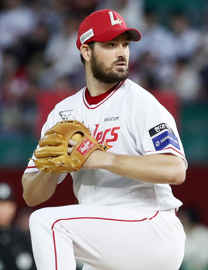 SSG 앤더슨이 22일 인천SSG랜더스필드에서 열린 2025 KBO리그 정규시즌 두산전에서 역투하고 있다. 사진 | SSG 랜더스