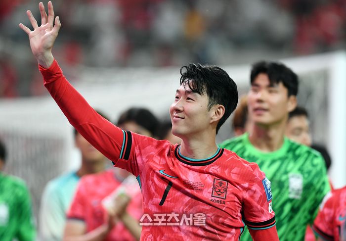 한국 축구국가대표팀의 손흥민이 11일 서울월드컵경기장에서 열린 월드컵 아시아 지역 예선 중국과의 경기에서 중국에 1-0으로 승리한 뒤 팬들에게 인사를 하고 있다. 박진업 기자 upandup@sportsseoul.com
