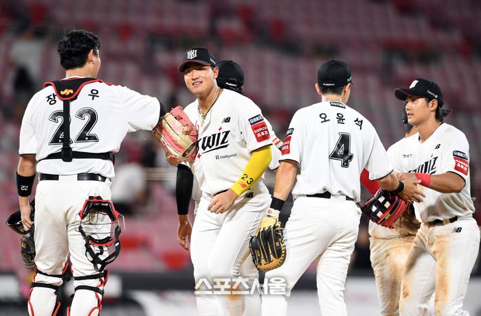 KT 선수들이 2일 수원케이티위즈파크에서 열린 2025 KBO리그 키움과 경기에서 4-2로 승리한 뒤 하이파이브를 나누고 있다.  수원 | 박진업 기자 upandup@sportsseoul.com