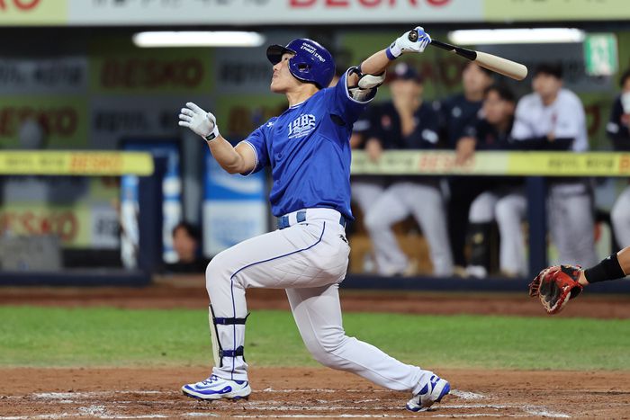 삼성 이성규가 23일 대구삼성라이온즈파크에서 열린 2025 KBO리그 두산전에서 6회말 역전 결승 솔로포를 터뜨리고 있다. 사진 | 삼성 라이온즈