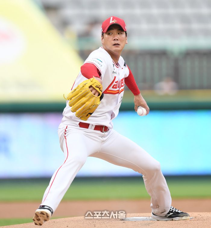 SSG 선발투수 김광현이 8일 인천 SSG랜더스필드에서 열린 2025 KBO리그 KT와 경기에서 역투하고 있다.  문학 | 최승섭기자 thunder@sportsseoul.com