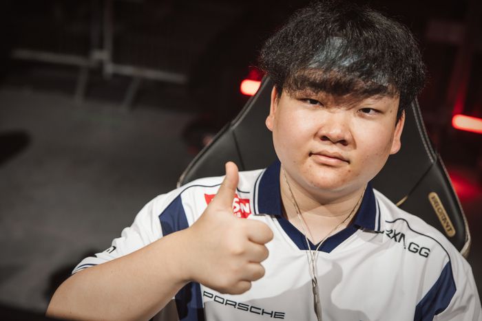 DRX 선수단이 21일(한국 시간) 프랑스 파리 그랜드 파리 수드 아레나에서 열린 2025 챔피언스 파리 C조 최종전 팀 리퀴드와 경기 전 포즈를 취하고 있다. 사진 | 라이엇 게임즈