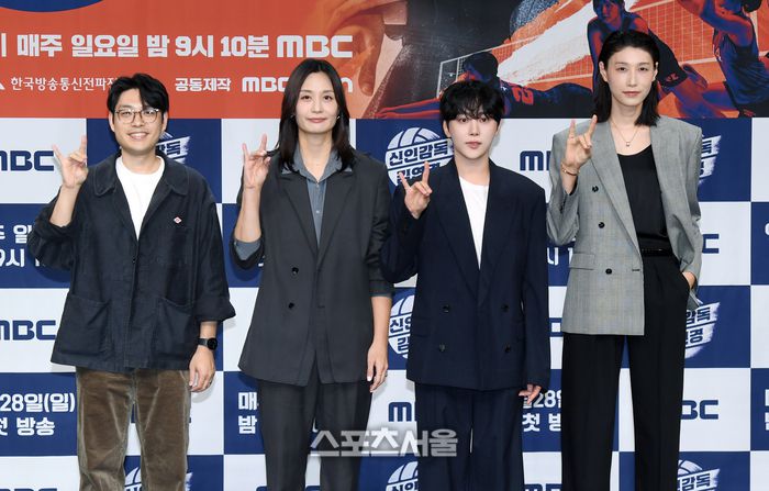 24일 서울 마포구 MBC 신사옥 골든마우스홀에서 열린 MBC 새 예능 ‘신인감독 김연경’ 제작발표회에서 권락희 PD와 출연자들이 취재진을 향해 포즈를 취하고 있다. 왼쪽부터 권락희 PD, 표승주, 승관, 김연경.   2025. 9. 24. 박진업 기자 upandup@sporttsseoul.com