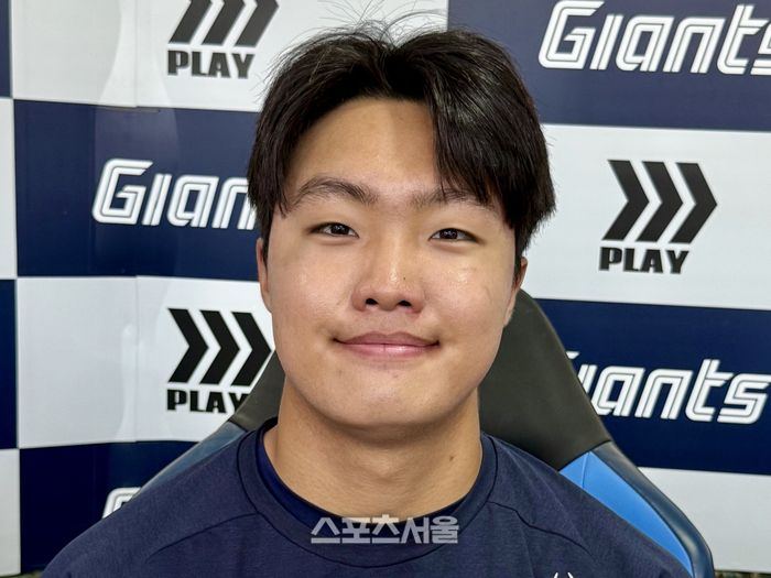 정우주가 인터뷰에 임하고 있다. 사직 | 박연준 기자 duswns0628@sportsseoul.com