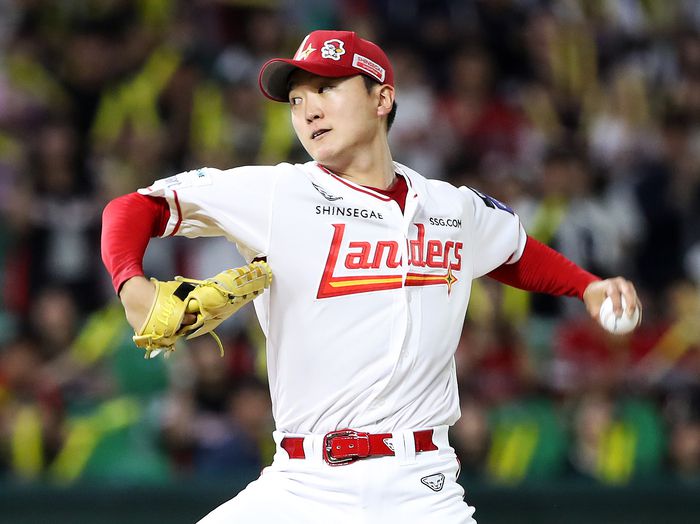 SSG 김건우가 23일 인천SSG랜더스필드에서 열린 2025 KBO리그 정규시즌 KIA전에 선발 등판해 역투하고 있다. 사진 | SSG 랜더스