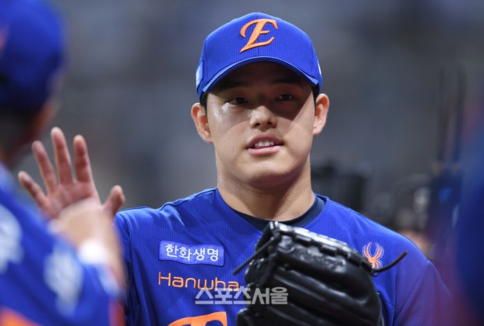 한화 선발투수 문동주가 27일 서울 고척스카이돔에서 열린 2025 KBO리그 키움과 경기 3회 투구 후 하이파이브를 하며 덕아웃으로 들어오고 있다. 고척 | 최승섭기자 thunder@sportsseoul.com