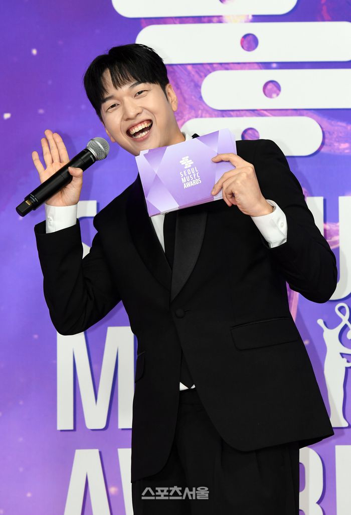 개그맨 유재필이 21일 오후 인천 중구 인스파이어 아레나에서 열린 제34회 ‘서울가요대상’ 레드카펫 MC를 맡아 행사를 진행하고 있다. 2025. 6. 21. 인천 | 박진업 기자 upandup@sportsseoul.com