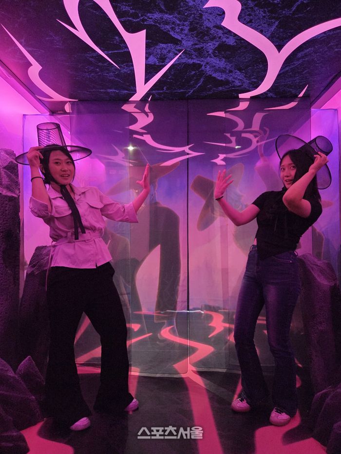 ‘사자 보이즈’ 체험존에서 갓을 쓰고 사진을 찍고 있는 체험객들. 용인 | 원성윤 기자 socool@sportsseoul.com