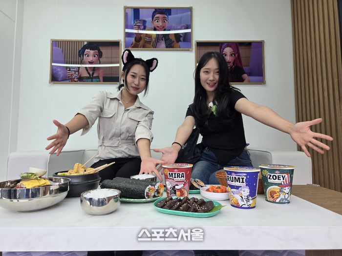 ‘헌트릭스’ 체험존은 영화 속 장면을 그대로 구현했다. 루미, 미라, 조이가 비행기에서 악령을 퇴치하는 장면을 재현했다. 비행기 안에서 김밥, 라면 등을 먹던 신을 기억하는 팬들이라면 충분히 좋아할 만한 곳이다. 용인 | 원성윤 기자 socool@sportsseoul.com