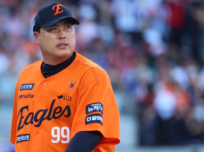 류현진이 투구를 마친 뒤 더그아웃으로 들어가고 있다. 사진 |  연합뉴스