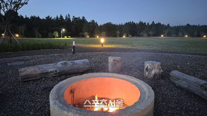 가을 ‘모닥불의 추억’ 패키지 선보여 캠프파이어. 제공=기린빌라리조트