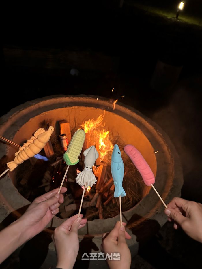 가을 ‘모닥불의 추억’ 패키지 선보여 캠프파이어 마시멜로우. 제공=기린빌라리조트