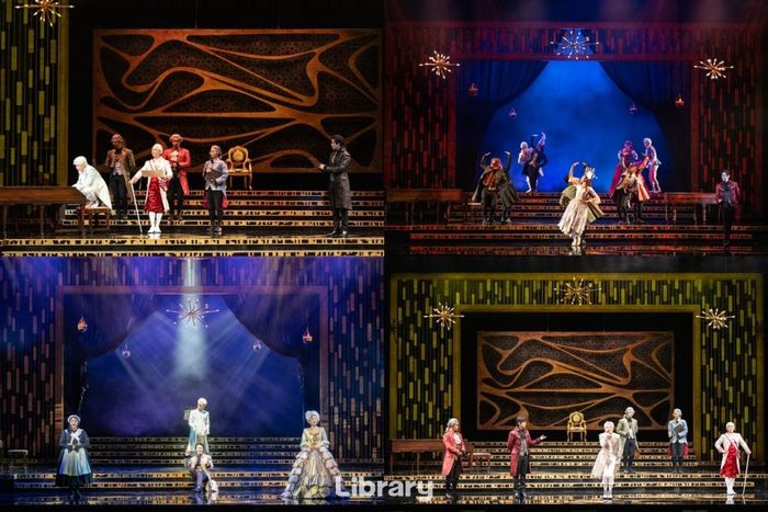 연극 ‘아마데우스’가 10월3~9일 매 회차 유료 관객 중 1명을 추첨해 ‘황금 티켓’을 증정하는 이벤트를 진행한다. 사진 | 라이브러리컴퍼니