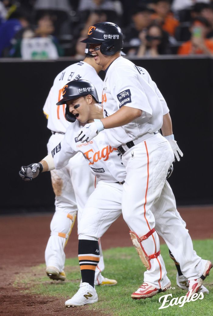 노시환이 득점에 성공한 뒤 손아섭과 포옹하며 기뻐하고 있다. 사진 | 한화 이글스