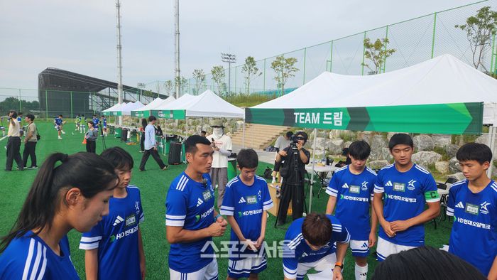조원희가 27일 충청남도 천안시에 있는 대한민국축구종합센터에서 막을 올린 ‘2025 K리그 드림어시스트 한마음 운동회’에서 11대11 경기를 앞두고 자신이 이끄는 ‘팀 드림’ 선수에게 조언하고 있다. 사진 | 천안=김용일 기자