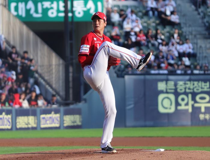 SSG 김광현이 27일 잠실구장에서 열린 2025 KBO리그 두산과 경기에 선발 등판해 역투하고 있다. 사진 | SSG 랜더스