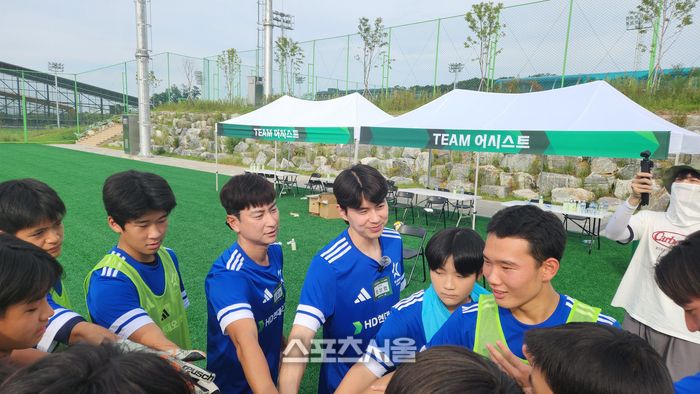 임상협이 한마음 운동회 11대11 경기를 앞두고 자신이 이끄는 ‘팀 어시스트’ 선수와 파이팅하고 있다.