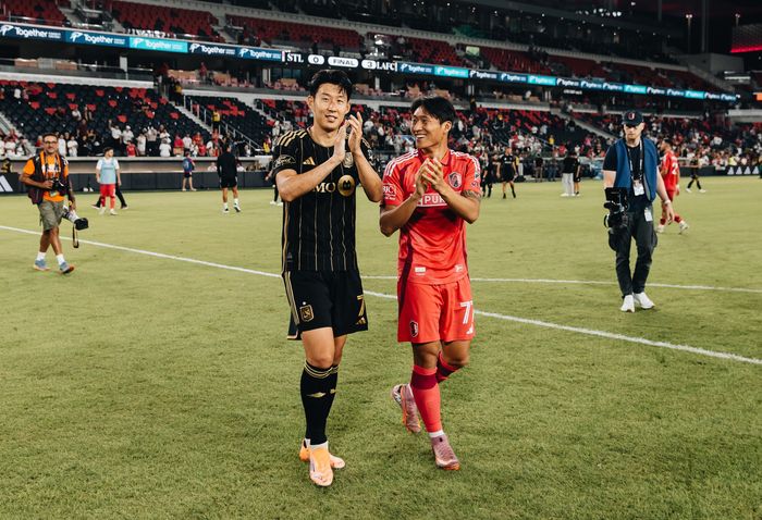 손흥민(왼쪽)과 정상빈이 28일 맞대결을 마친 뒤 함께 인사하고 있다. 사진 | LAFC