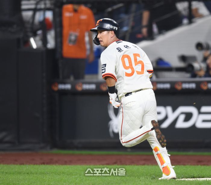 한화 황영묵이 29일 대전 한화생명볼파크에서 열린 2025 KBO리그 LG와 경기 2회말 2사2사 1타점 2루타를 친 후 타구를 바라보고 있다. 대전 | 최승섭기자 thunder@sportsseoul.com