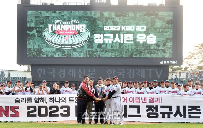 LG 선수단이 15일 잠실구장에서 열린 시즌 최종전 두산과 경기에서 승리한 뒤 진행된 정규시즌 우승 트로피 전달식에서 허구연 총재로부터 우승 트로피를 건네받고 기념촬영을 하고 있다. 잠실 | 박진업기자 upandup@sportsseoul.com