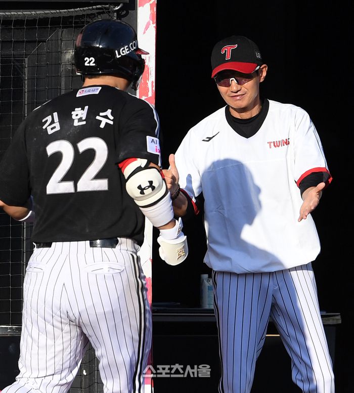 LG 염경엽 감독(오른쪽)이 18일 수원케이티위즈파크에서 열린 2025 KBO리그 KT와의 더블헤더 1차전 7회초 1사 1루 상황에서 KT 투수 박건우를 상대로 2점 홈런을 친 김현수를 향해 엄지를 치켜세우고 있다. 수원 | 박진업 기자 upandup@sportsseoul.com