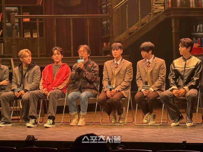 김태형 연출(왼쪽에서 세 번째)이 30일 뮤지컬 ‘아몬드’ 프레스콜에서 재연 무대만의 장치적 변화에 대해 설명하고 있다. 사진 | 표권향 기자 gioia@sportsseoul.com