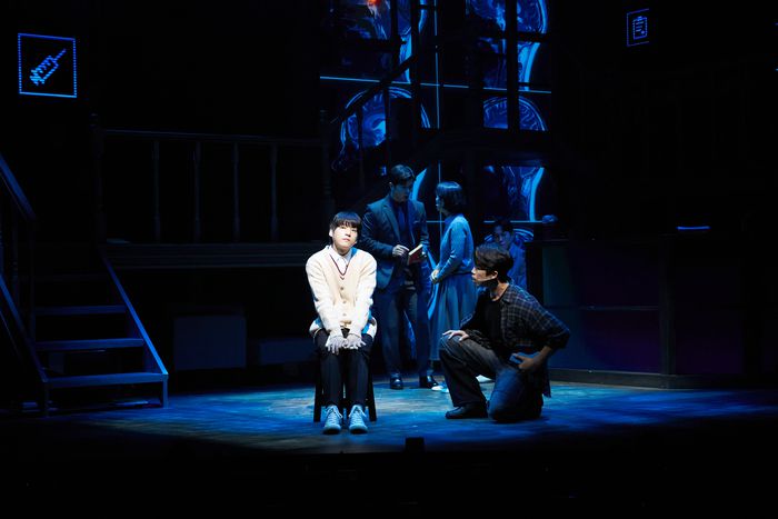 올해 재연으로 돌아온 뮤지컬 ‘아몬드’가 공연장 규모 축소를 통해 작품의 장치적 요소에 변화를 시도했다. 사진 | 라이브㈜